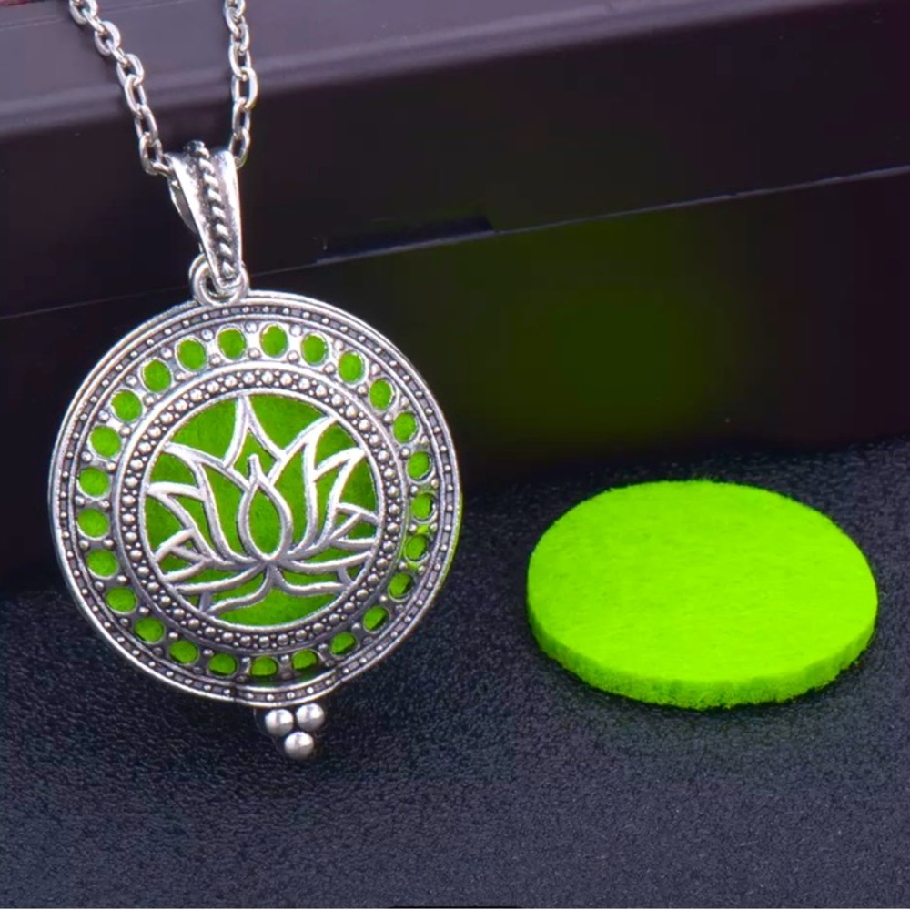 Zinc Alloy Vintage Lotus Flower Aromatherapy Diffuser Pendant Locket Necklace